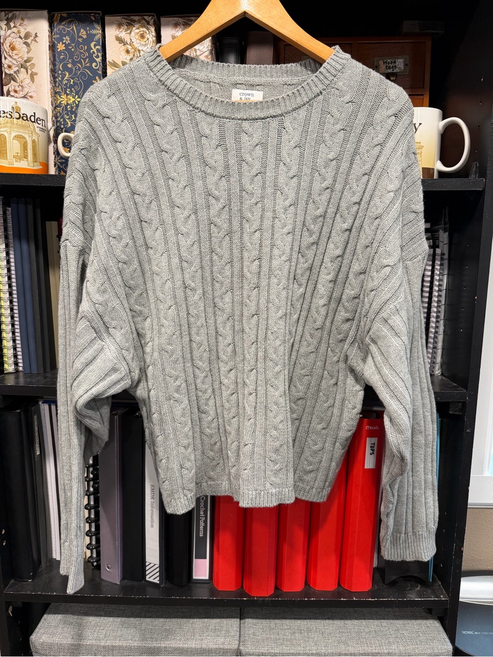 crown & ivy Light Gray Cable-Knit Crewneck Sweater
